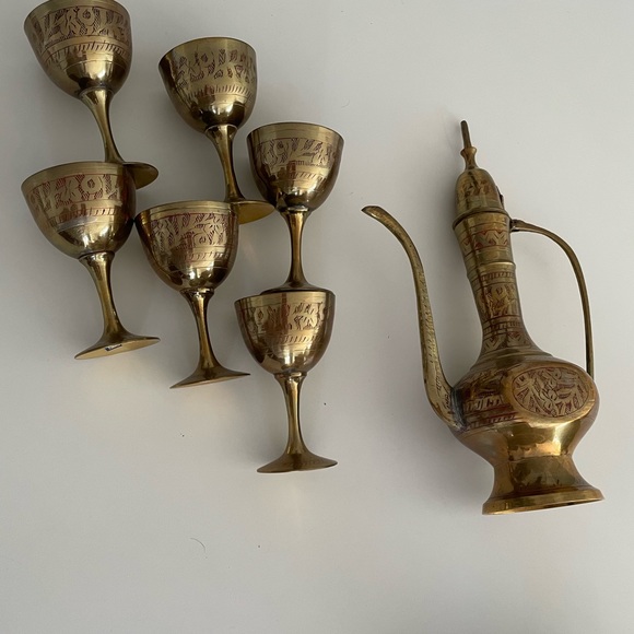 VINTAGE BRASS HAND ETCHED GENIE OIL BOTTLE/PITCHER & 6 CUPS MADE IN INDIA - Picture 5 of 7